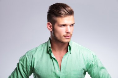 Casual adam uzakta görünüyor