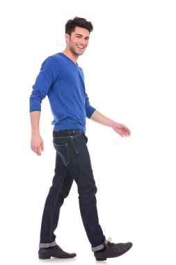 genç adam gülüyor ve yürüyüş