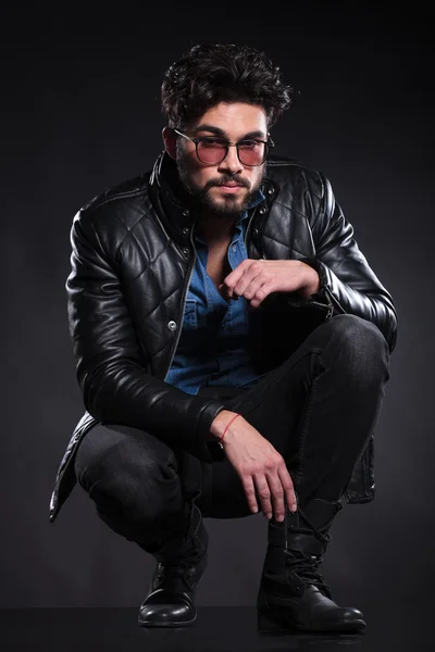 Άνθρωπος της μόδας της νεανικής μόδας με γυαλιά σε ένα δερμάτινο σακάκι — Φωτογραφία Αρχείου