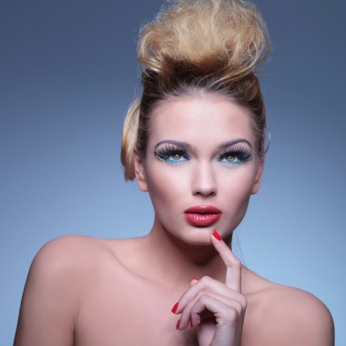 yukarıya bakıyor ve düşünme genç çekici kadın