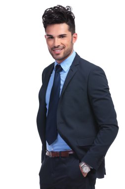 kameraya gülümseyen rahatlamış genç iş adamı