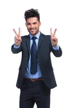 zafer el jest yaparak gülümseyen iş adamı
