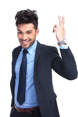 bir tebrik el jest yaparak gülümseyen genç iş adamı
