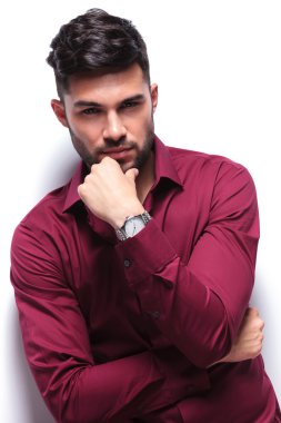 casual adam dalgın bakıyor