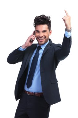 telefona konuşuyor ve kazanan iş adamı