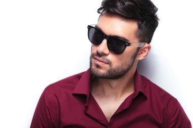 Casual adam uzakta görünüyor