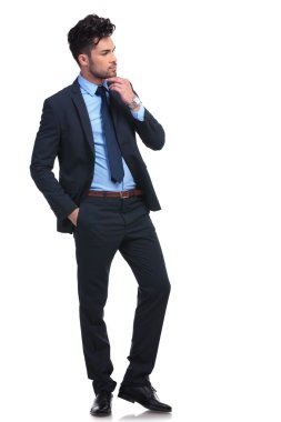 onun tarafına bakarak düşünceli genç iş adamı