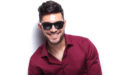 Casual adam sen ve gülümseyerek bakar