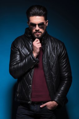 düşünceli genç sakallı adam