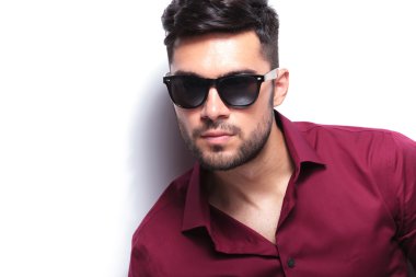 Casual adam kameraya bakar