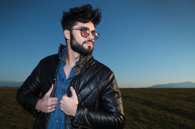 bir moda erkek deri ceketi holding yan görünüm