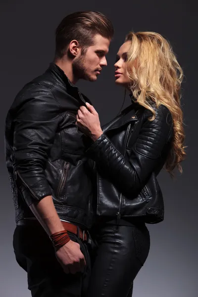 genç moda erkek ve kadın birbirine bakarak