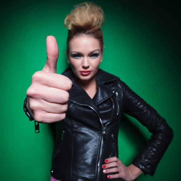Moda mulher jaqueta de couro fazendo os polegares ok para cima sinal — Fotografia de Stock