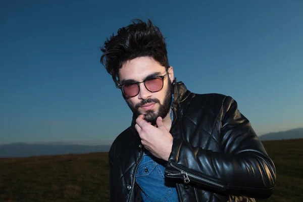 Joven hombre de la moda rascándose la barba — Foto de Stock