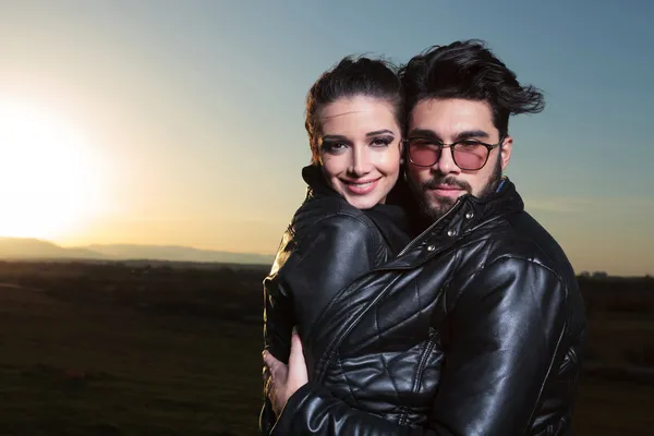 En pareja de amor de pie abrazado en el amanecer y sonrisa —  Fotos de Stock