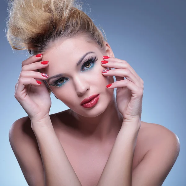 Classic pose of a beauty woman with hands on face — Stock Photo, Image