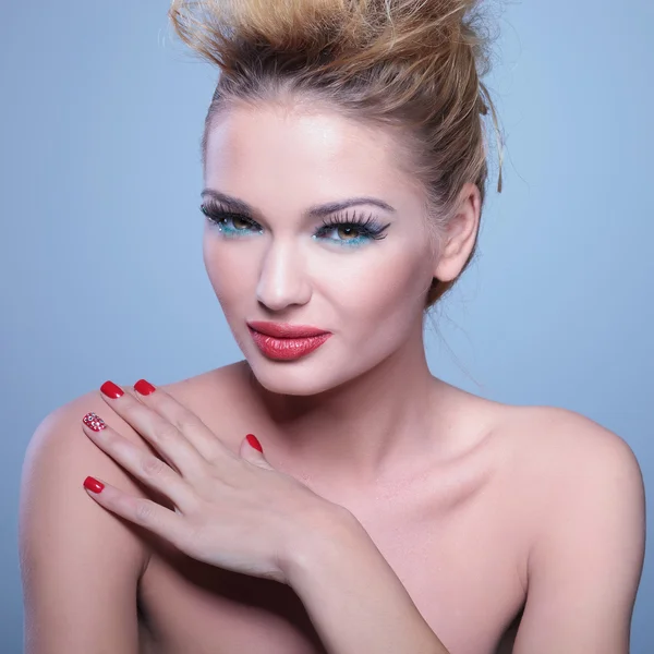 Mulher com grande maquiagem e penteado com a mão no ombro — Fotografia de Stock