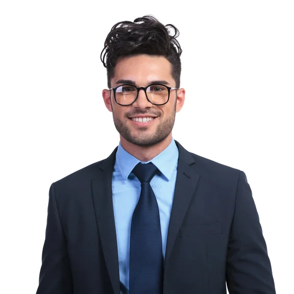 Lächelnder Geschäftsmann mit Brille, der aussieht wie ein Nerd — Stockfoto