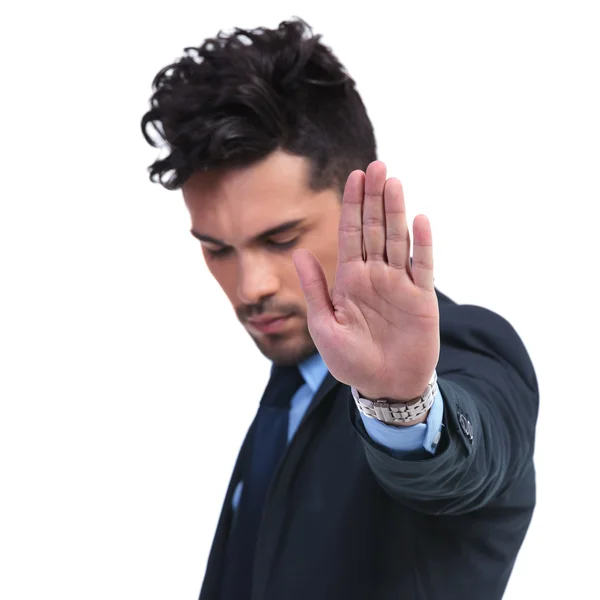 Joven hombre de negocios haciendo la señal de stop hand — Foto de Stock