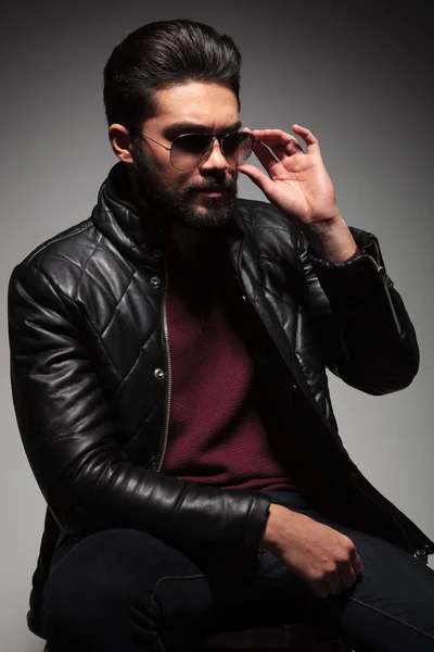 Bearded fashion man fixing his sunglasses — Stock Photo, Image