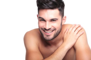 elle omzunun üstünde çıplak adam gülümsüyor