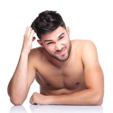 karışık güzellik çıplak bir adamın kafasını kaşıyor