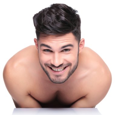 Utangaç genç çıplak adam kameraya gülümseyen