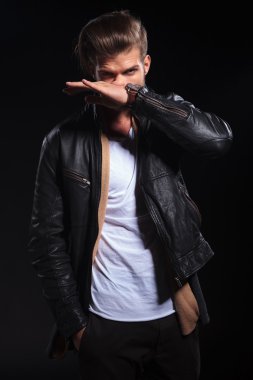 kibirli moda adam burnunu silme