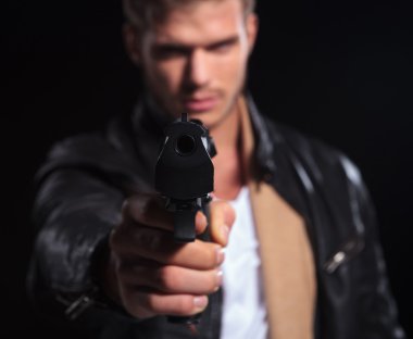 Genç assasin silahını kameraya dönük
