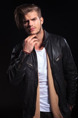 kibirli moda erkek bir el hareketi yapma