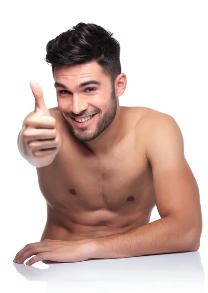 Belleza hombre haciendo el ok pulgares hacia arriba gesto de la mano — Foto de Stock