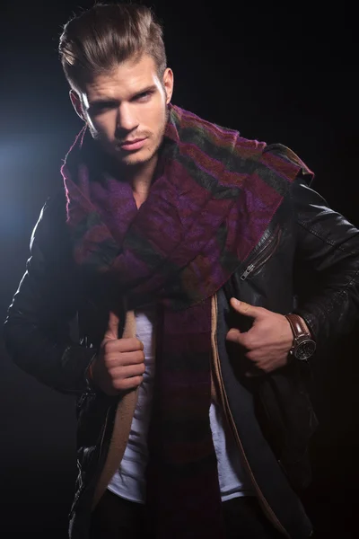 Young man adjusting his leather jacket — Stock Photo, Image