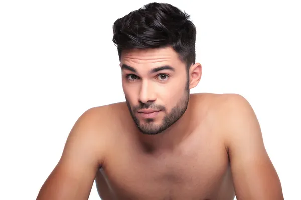 Man met korte baard op zoek een beetje verbaasd — Stockfoto