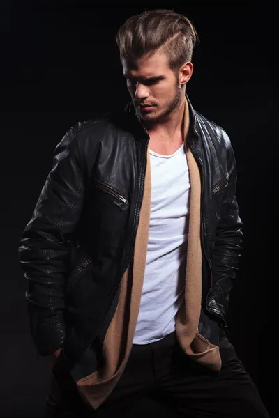 Fashion man in leather jacket is looking to his back — Stock Photo, Image