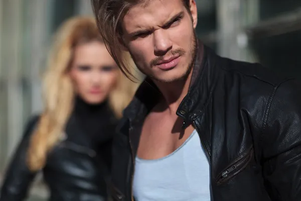 Man standing in front of his woman and looking away — Stock Photo, Image