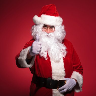 Noel Baba ok başparmak yukarıya ok işareti yapıyor