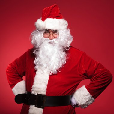 Noel Baba kalça elleri ile ayakta