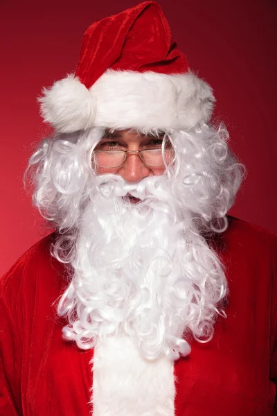 Porträt des lächelnden Weihnachtsmannes — Stockfoto