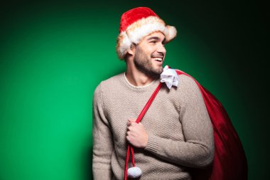 sırtını görünen Noel Baba adam gülüyor