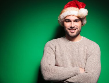 Noel Baba şapkası ayakta elle giyen adam geçti