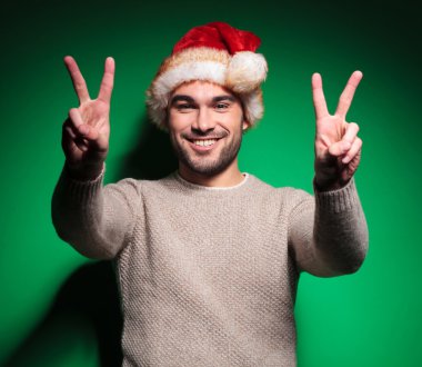 santa delikanlı zafer işareti yapıyor