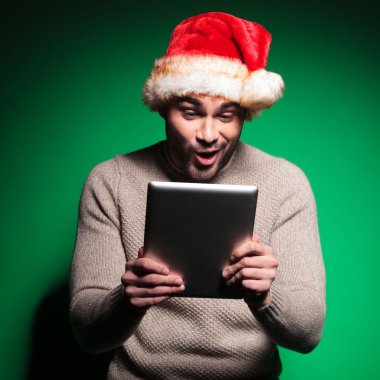 Noel Baba adam tablete ne okuyor hayran