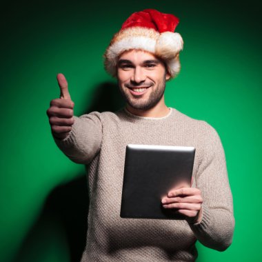 Noel Baba adam tablete okurken iyi bir jest yapma