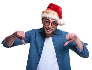 Casual adam Noel Baba şapkası başparmak aşağı yapma