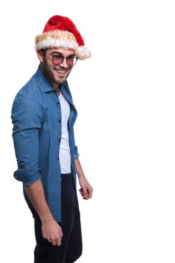 yan kot gömlek ve Noel şapka genç bir adam