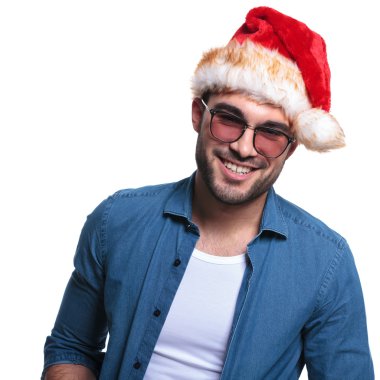 gülümseyen genç casual santa adamın yüzü