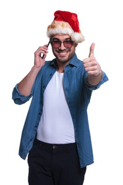 Noel Baba adam telefonda ok işareti yapar