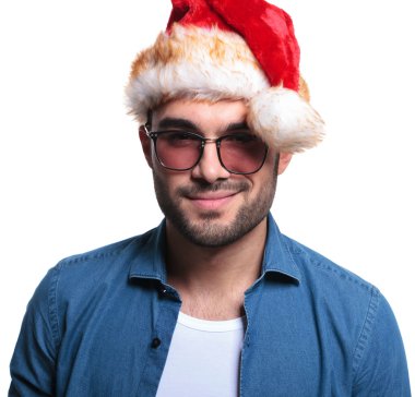 santa claus şapka içinde gülümseyen yüzü