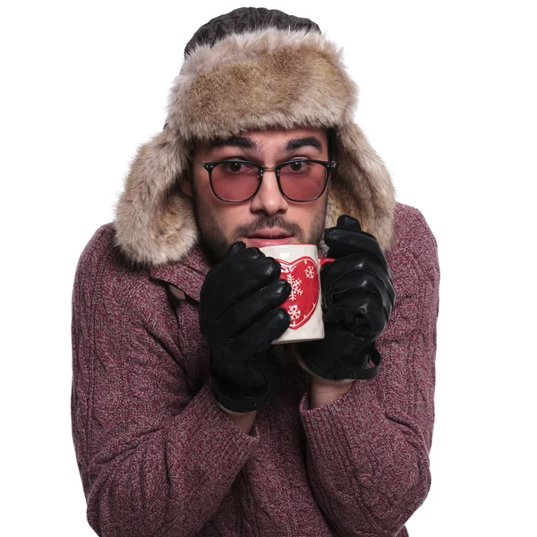 Zimny człowiek jest picia gorących napojów — Zdjęcie stockowe