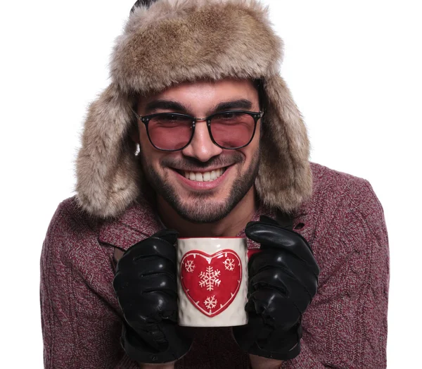 茶マグカップを保持している幸せな若い男 — ストック写真